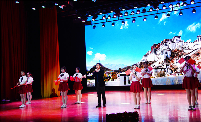 汤书记演唱《我爱你,中国》.jpg
